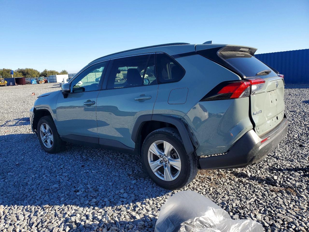 2021 TOYOTA RAV4 XLE photo 2