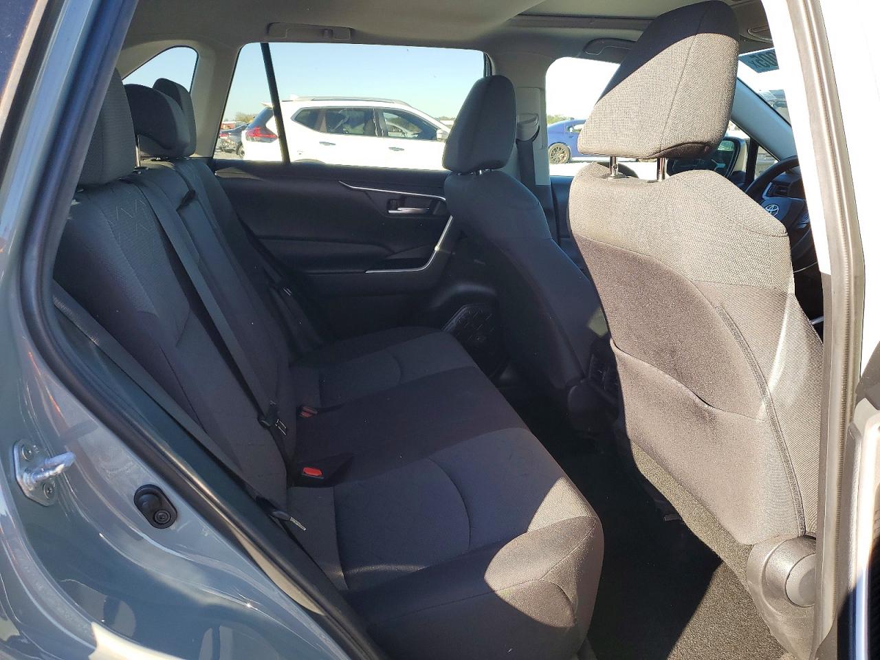 2021 TOYOTA RAV4 XLE photo 10