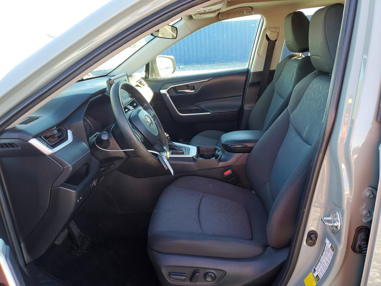2021 TOYOTA RAV4 XLE photo 7