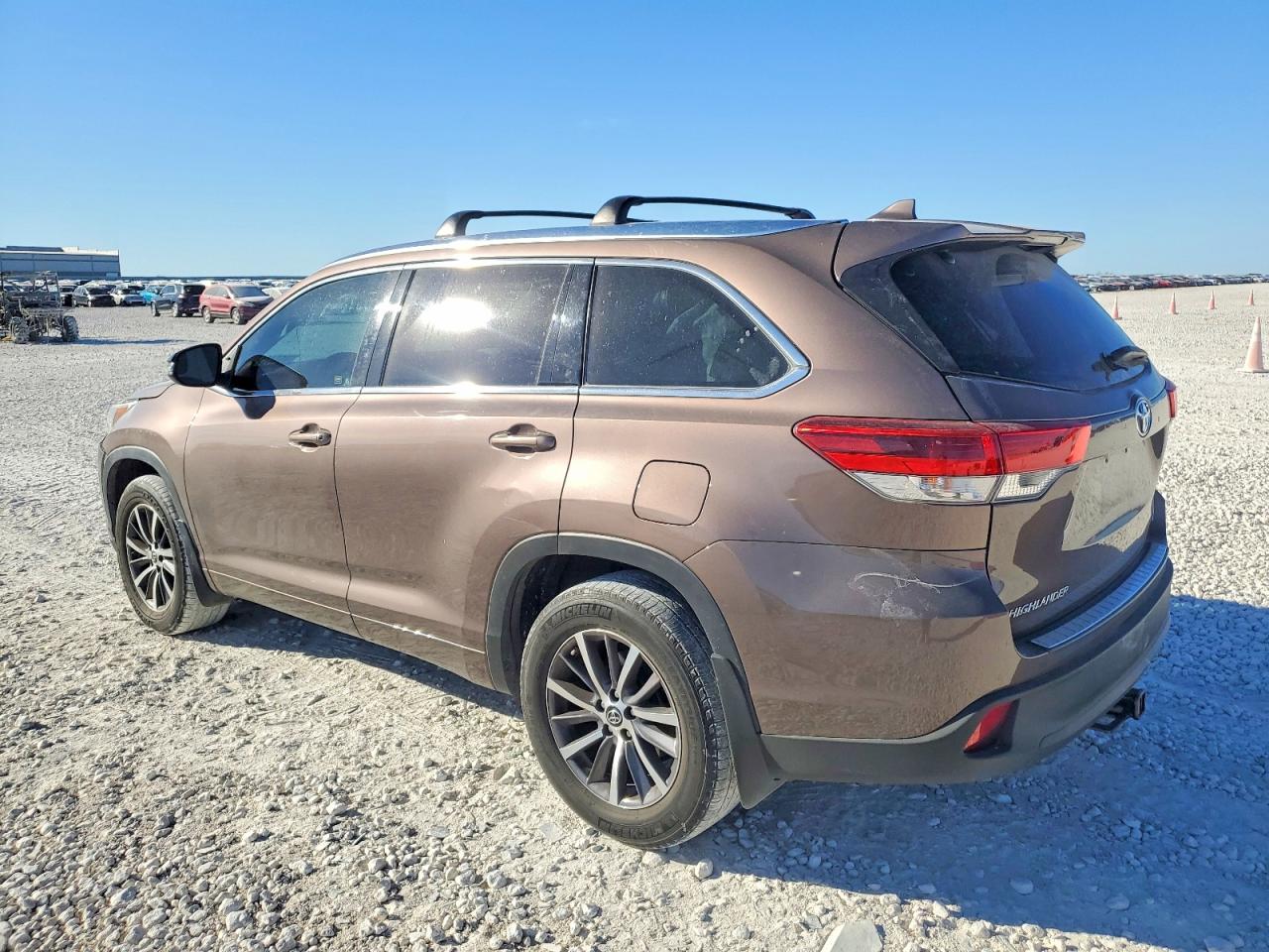 2018 TOYOTA HIGHLANDER SE photo 2
