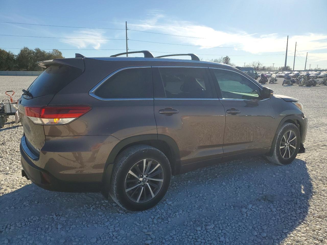 2018 TOYOTA HIGHLANDER SE photo 3
