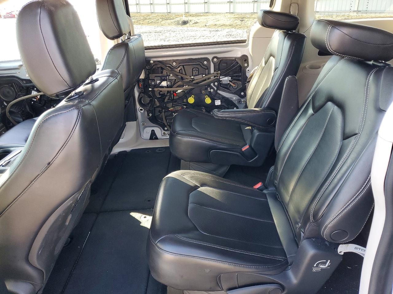 2023 CHRYSLER PACIFICA TOURING L photo 11