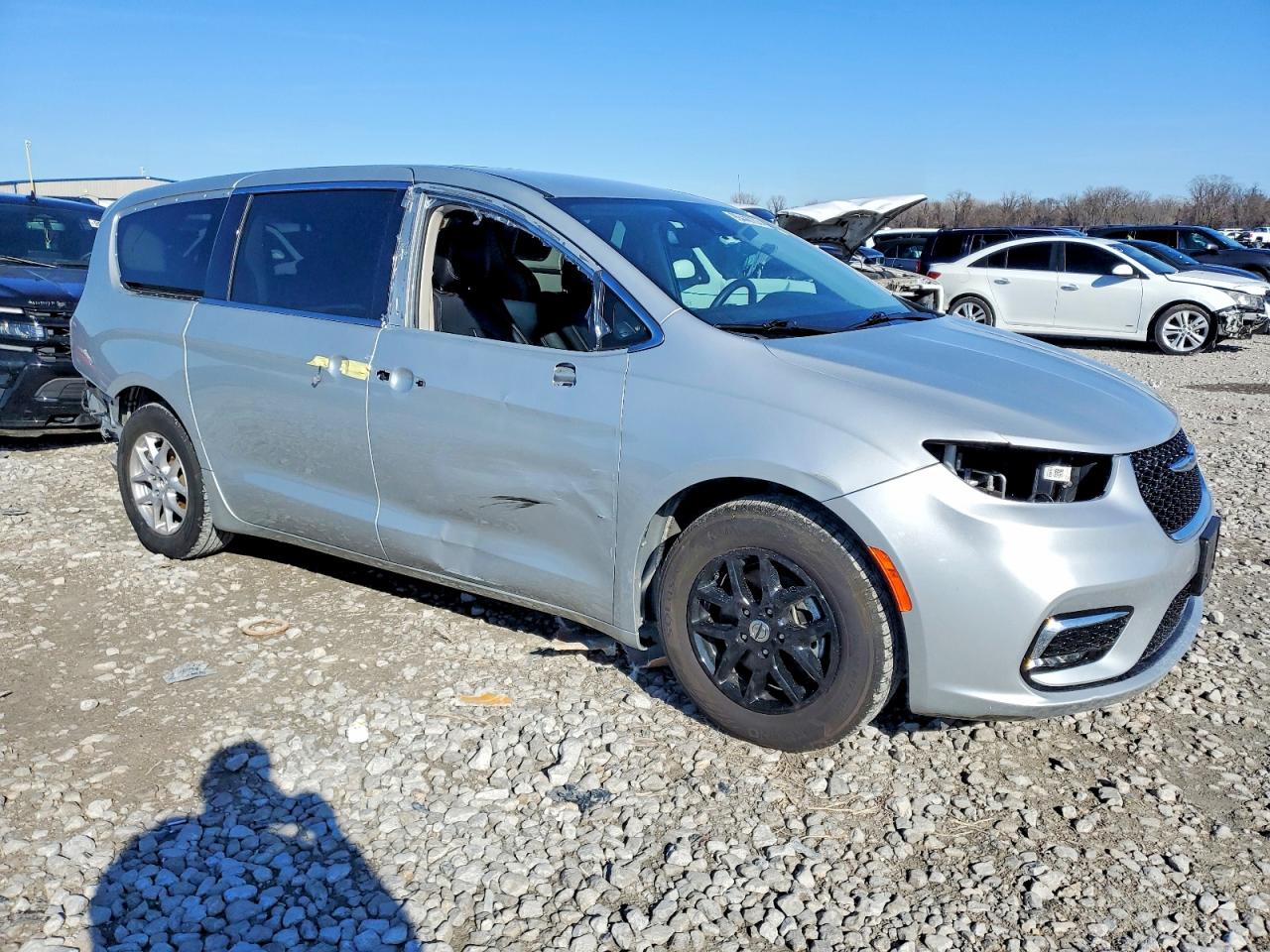 2023 CHRYSLER PACIFICA TOURING L photo 4