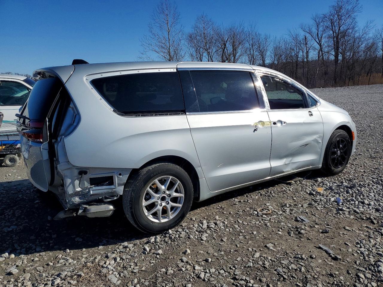 2023 CHRYSLER PACIFICA TOURING L photo 3