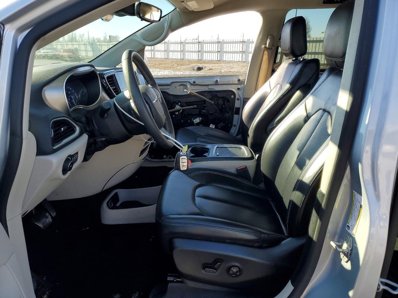 2023 CHRYSLER PACIFICA TOURING L photo 7
