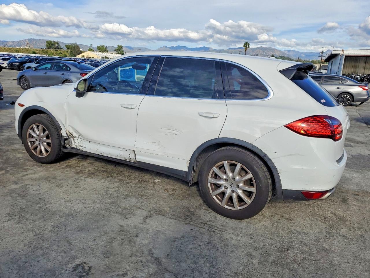 2013 PORSCHE CAYENNE photo 2