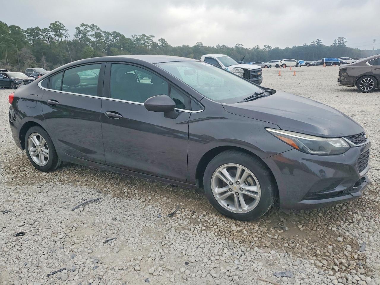 2017 CHEVROLET CRUZE LT photo 4