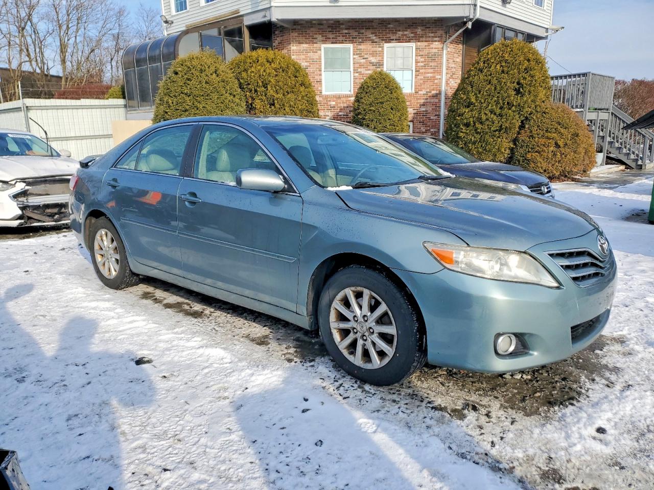 2010 TOYOTA CAMRY SE photo 4