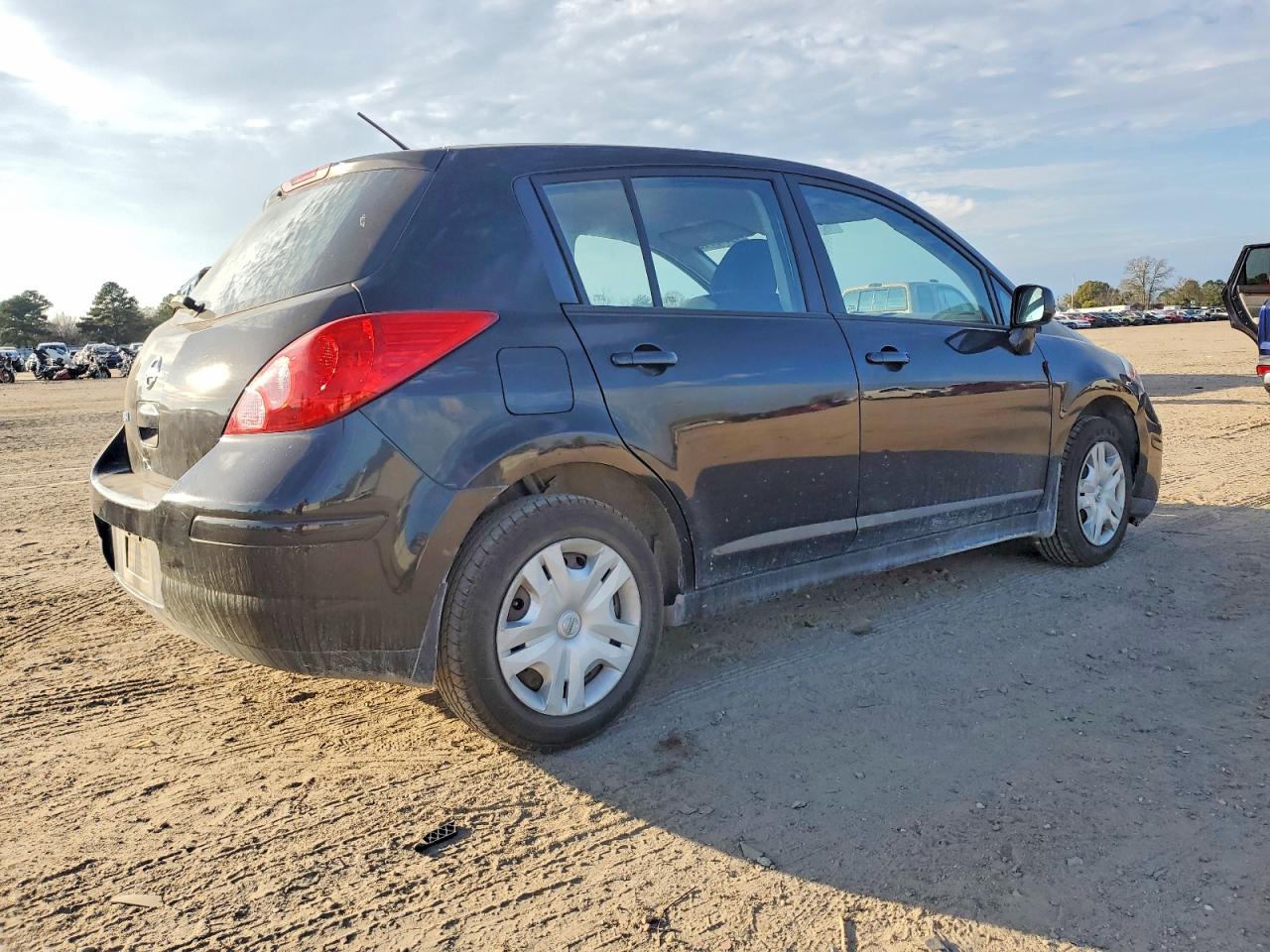 2011 NISSAN VERSA S photo 3