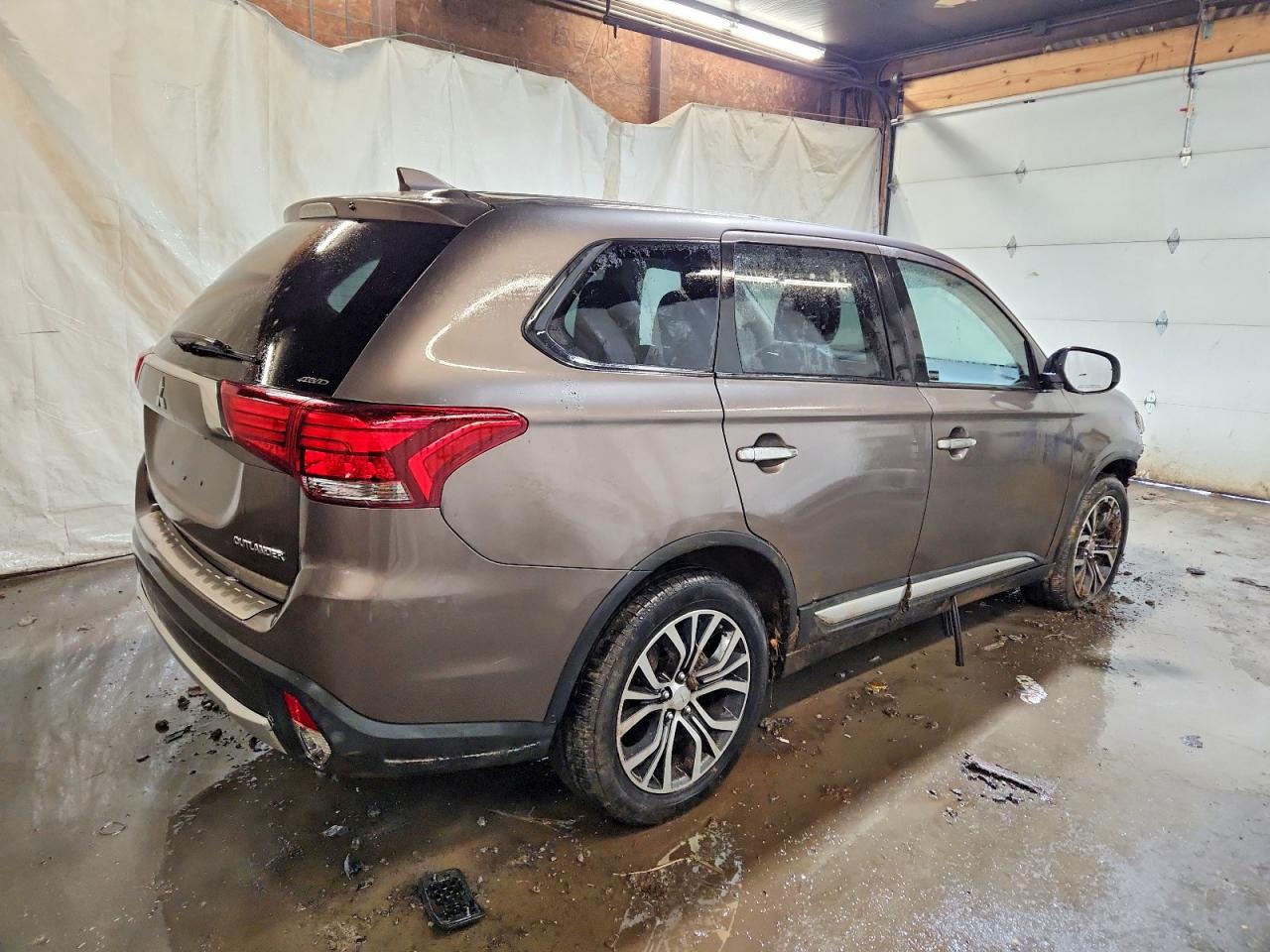 2017 MITSUBISHI OUTLANDER ES photo 3