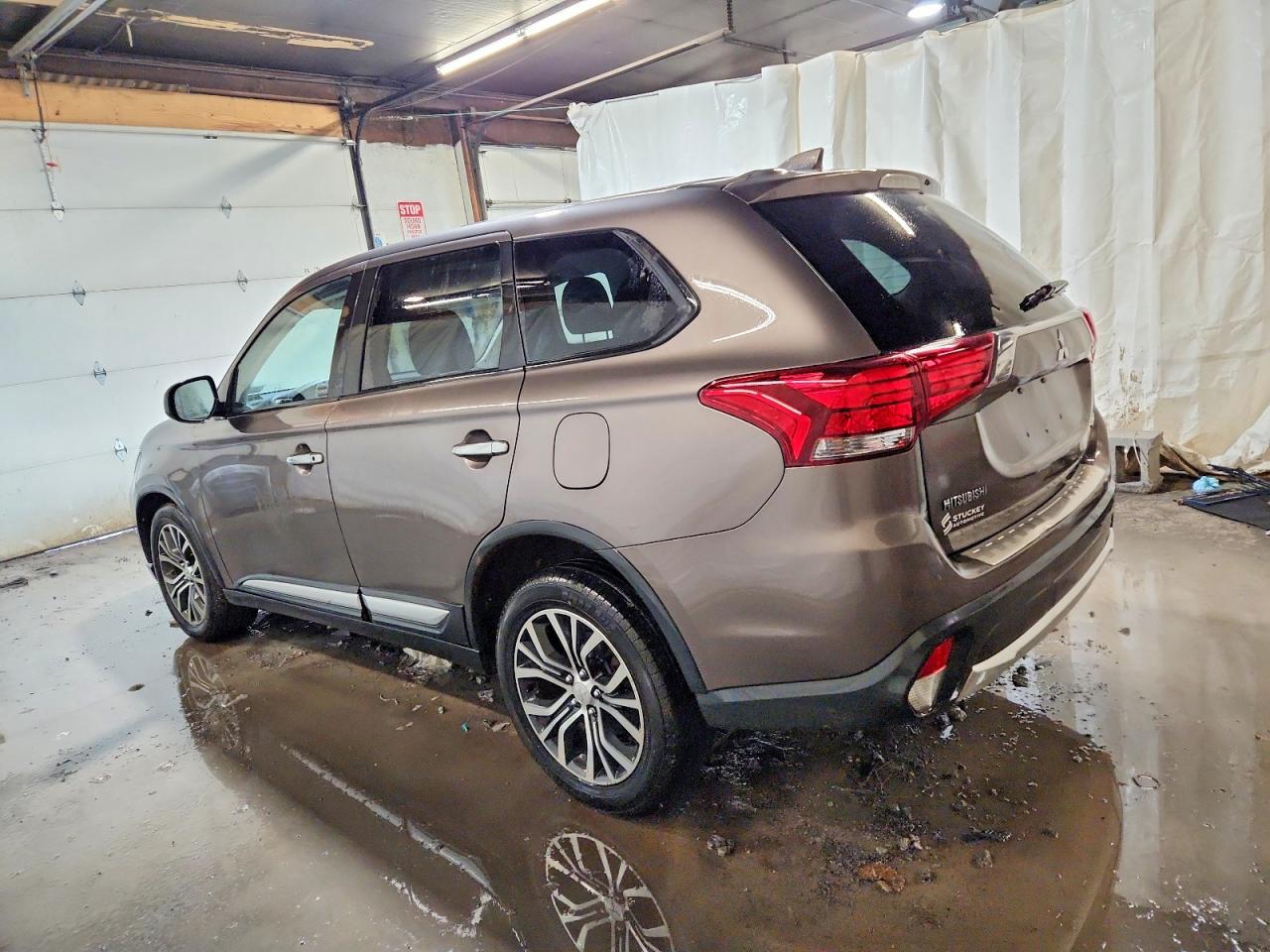 2017 MITSUBISHI OUTLANDER ES photo 2