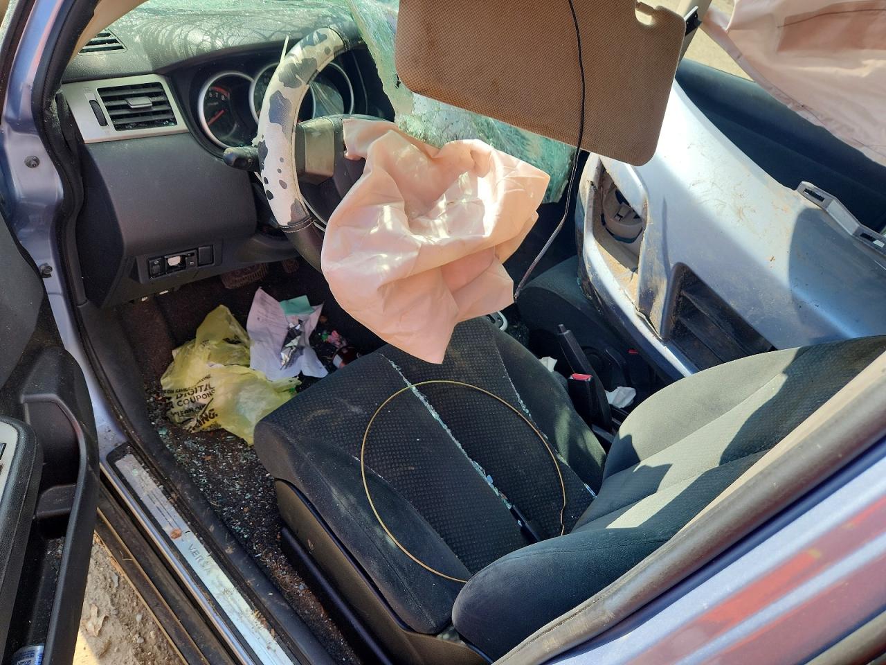 2011 NISSAN VERSA S photo 8