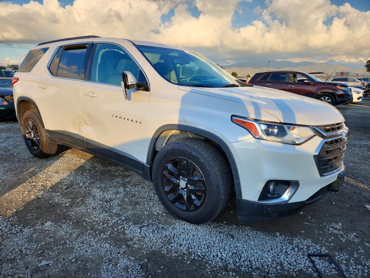 2019 CHEVROLET TRAVERSE LT photo 4