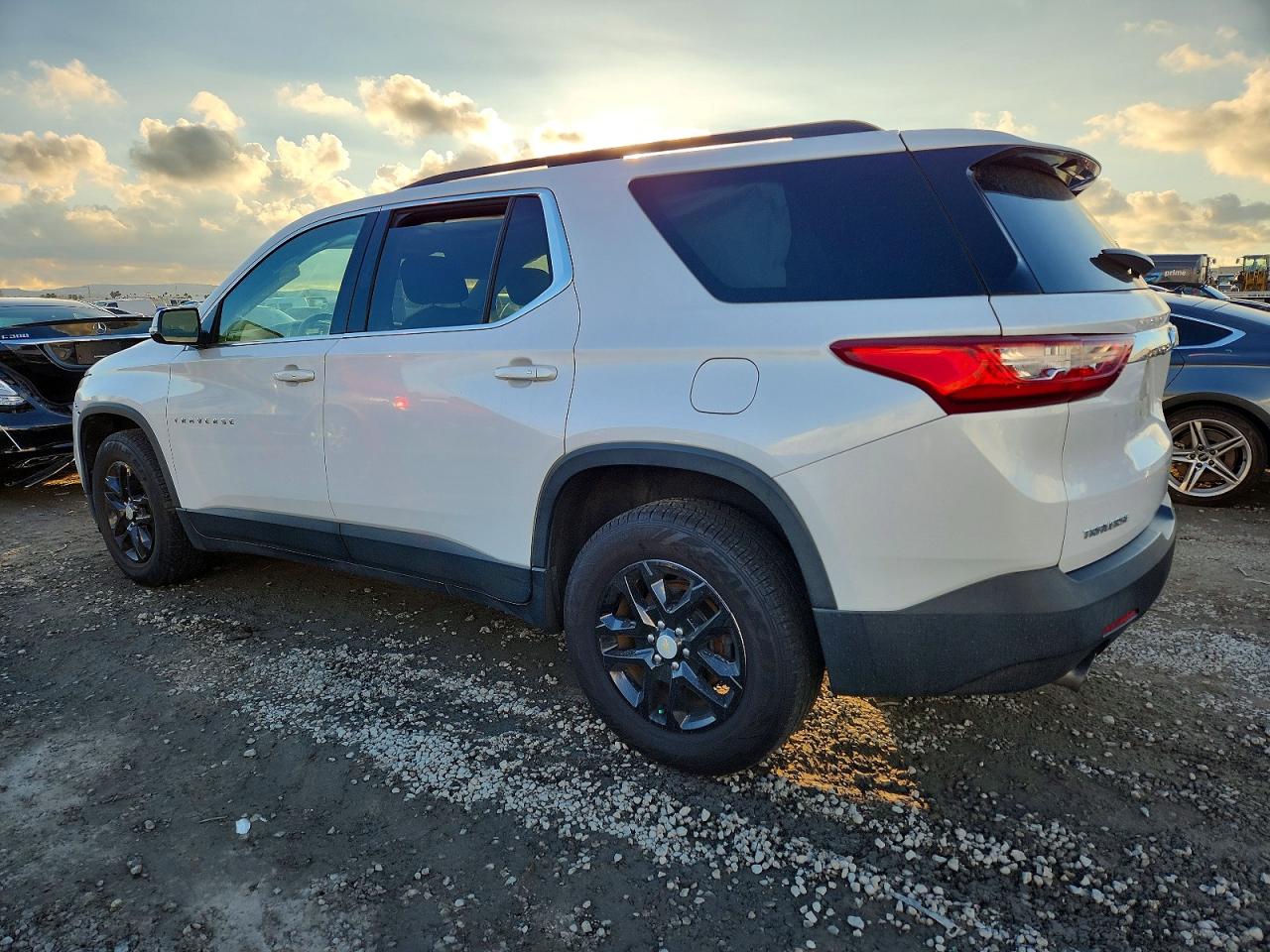 2019 CHEVROLET TRAVERSE LT photo 2