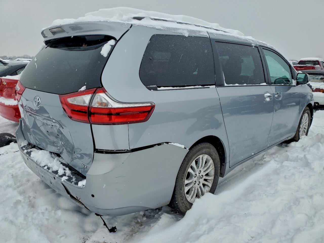 2015 TOYOTA SIENNA XLE photo 3
