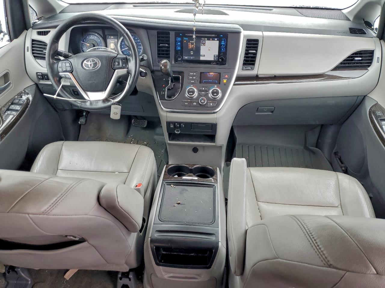 2015 TOYOTA SIENNA XLE photo 8