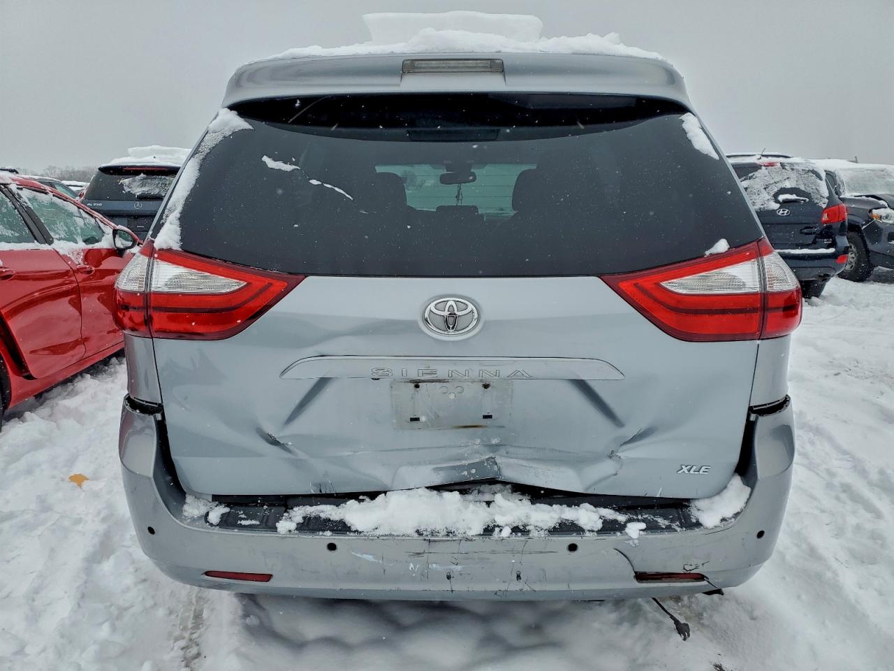 2015 TOYOTA SIENNA XLE photo 6