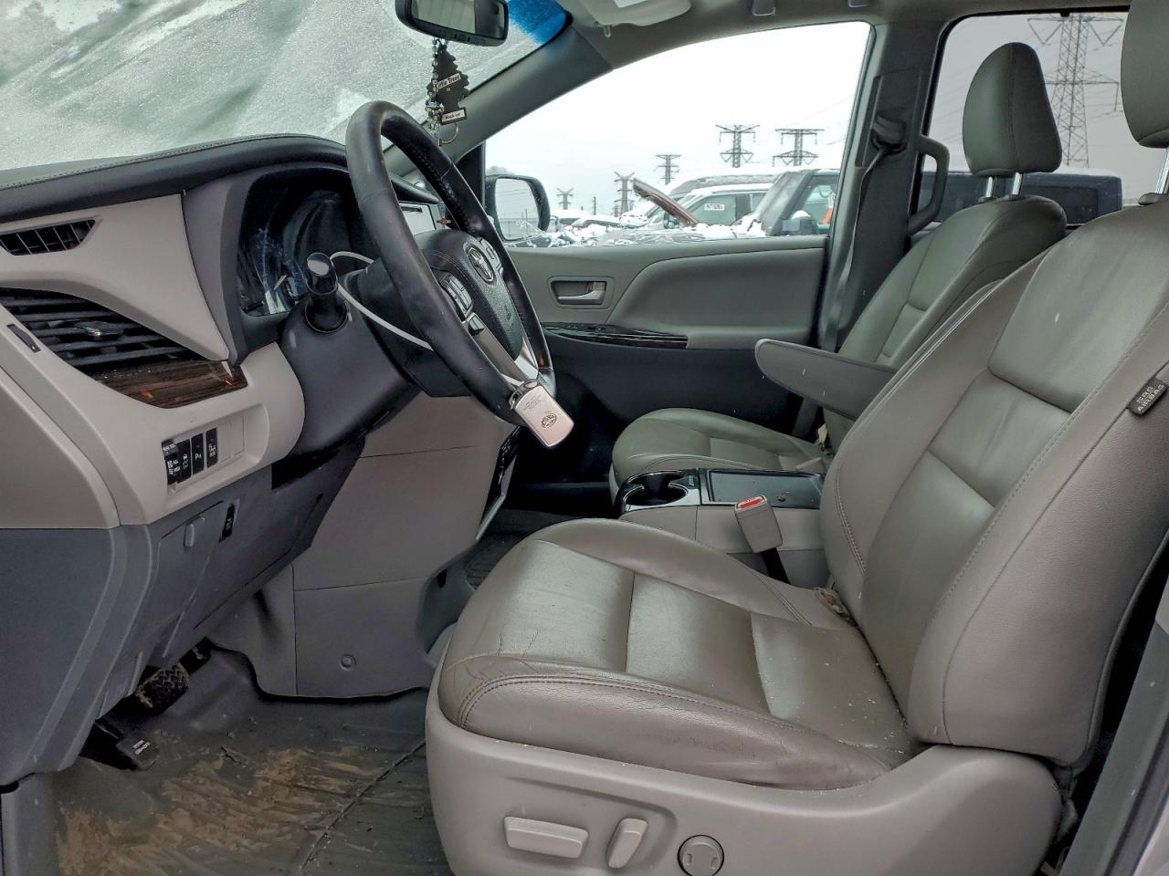 2015 TOYOTA SIENNA XLE photo 7