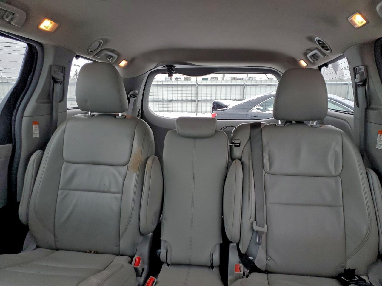 2015 TOYOTA SIENNA XLE photo 10
