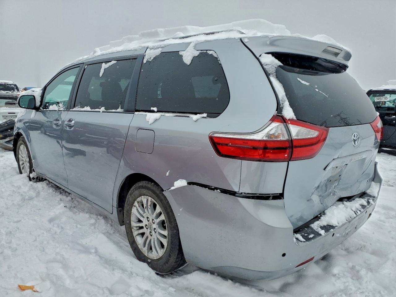 2015 TOYOTA SIENNA XLE photo 2