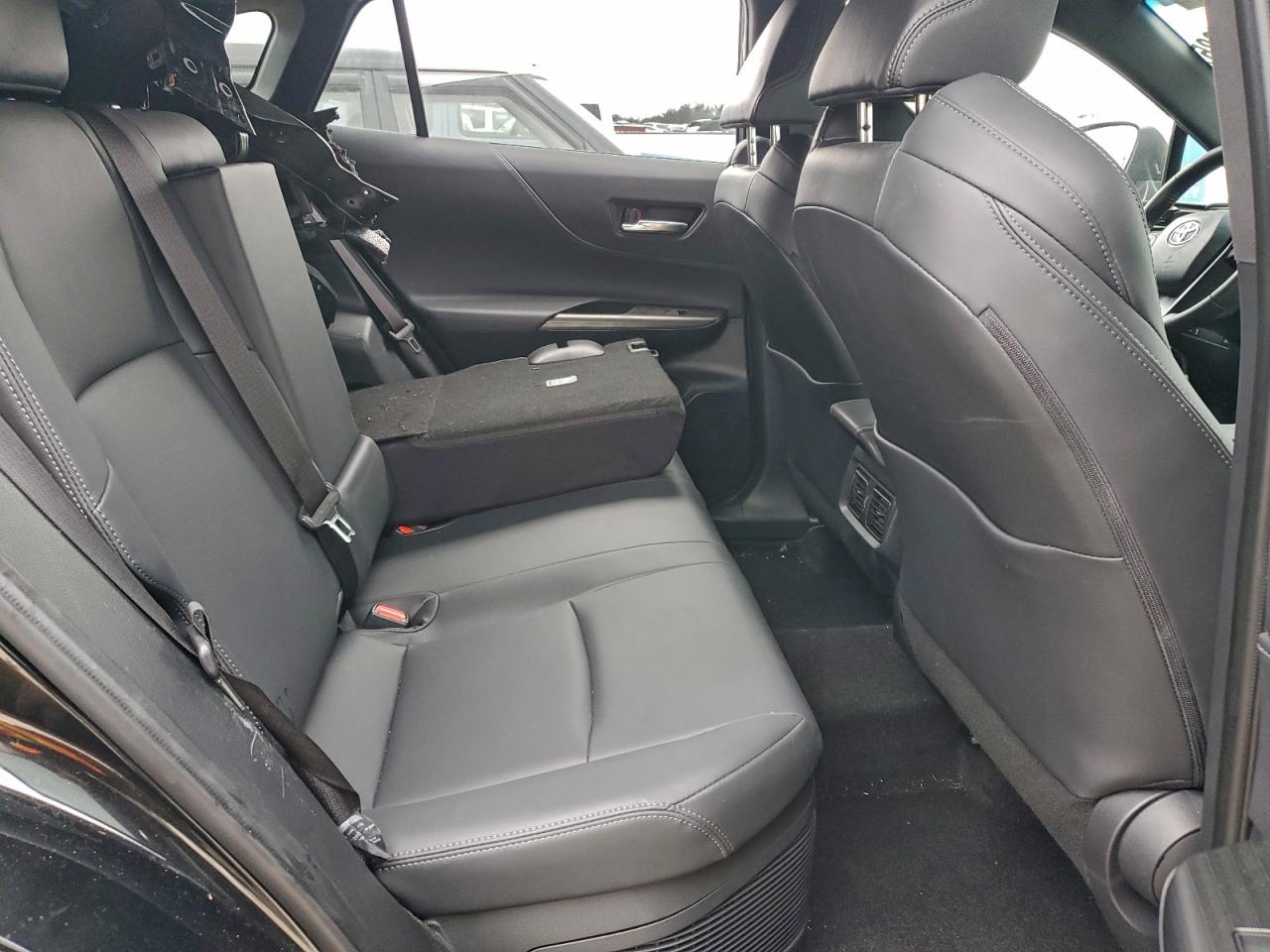 2024 TOYOTA VENZA LE photo 11
