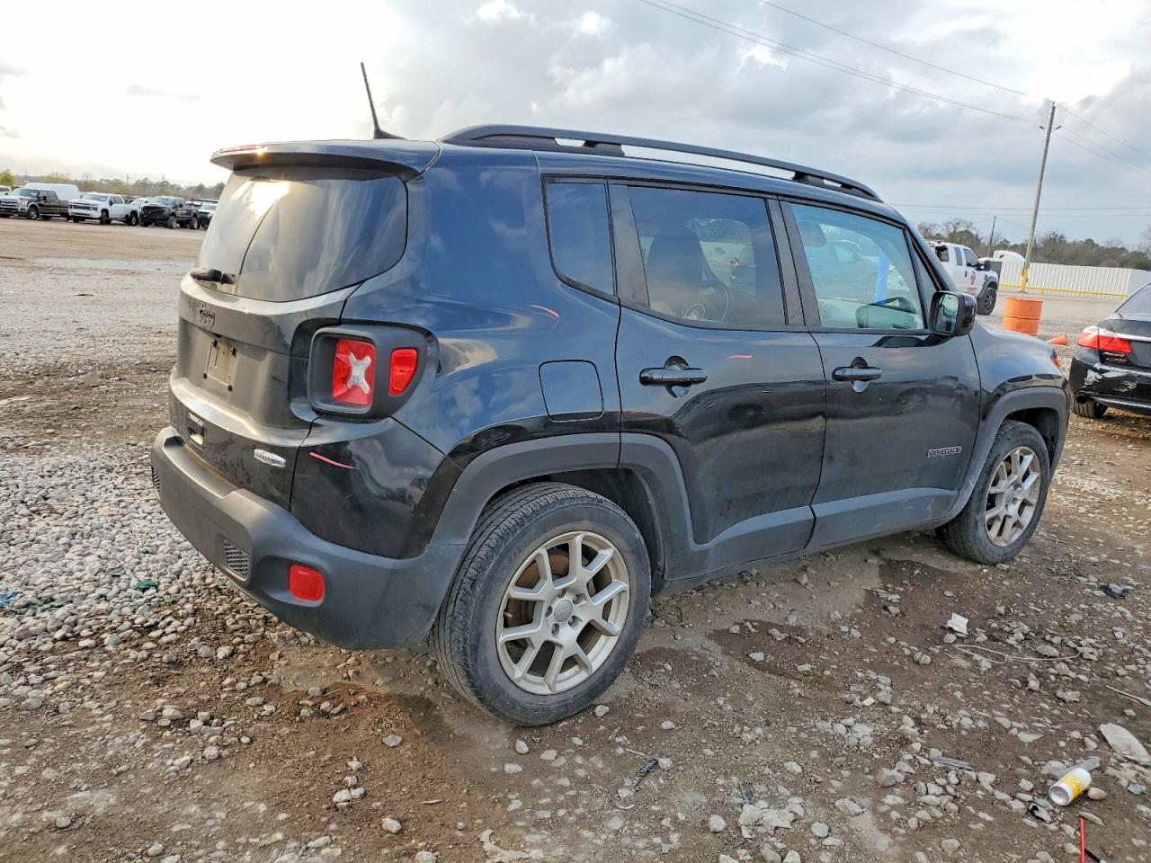 2019 JEEP RENEGADE photo 3
