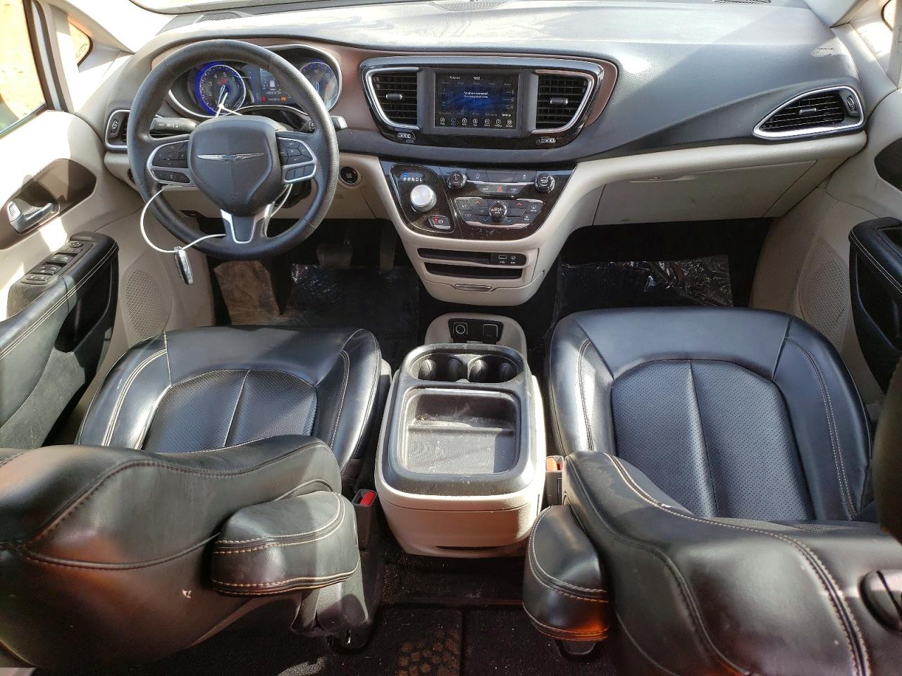 2020 CHRYSLER VOYAGER LXI photo 8