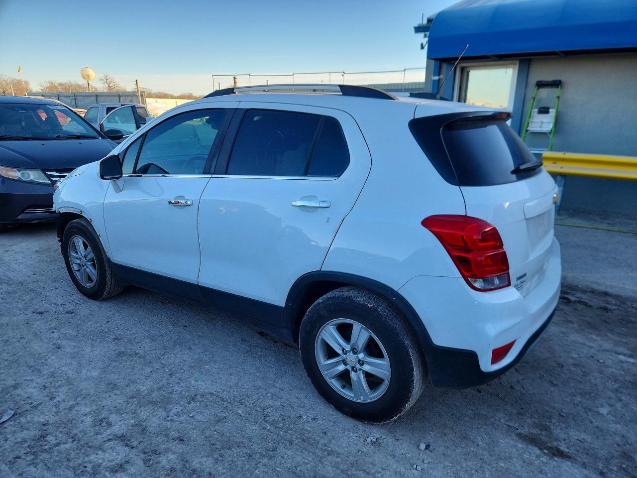 2019 CHEVROLET TRAX 1LT photo 2