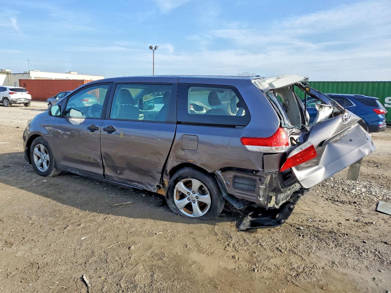 2013 TOYOTA SIENNA photo 2