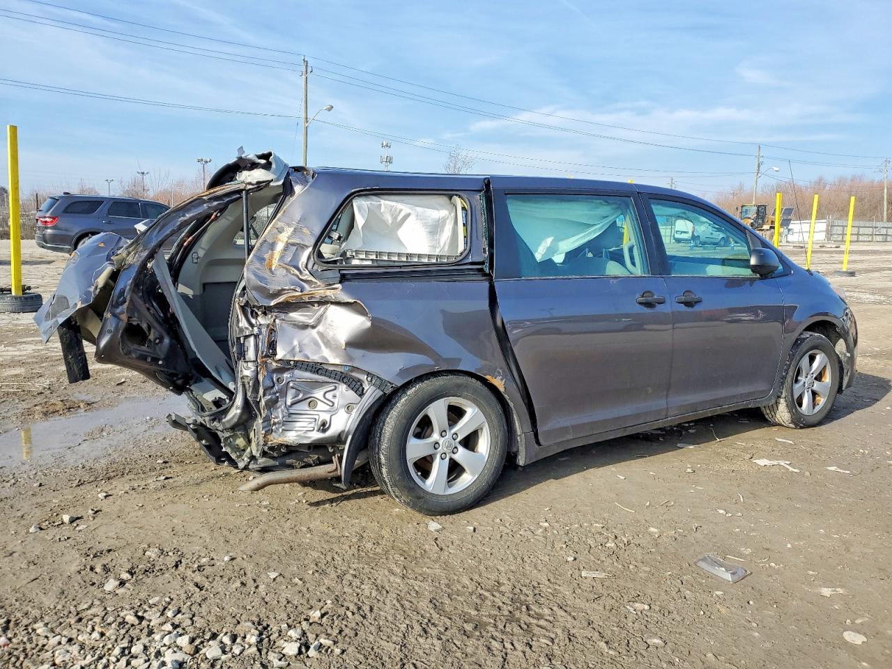 2013 TOYOTA SIENNA photo 3