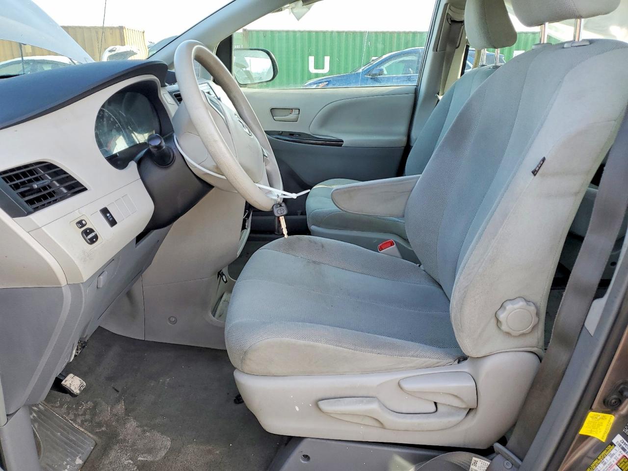 2013 TOYOTA SIENNA photo 7