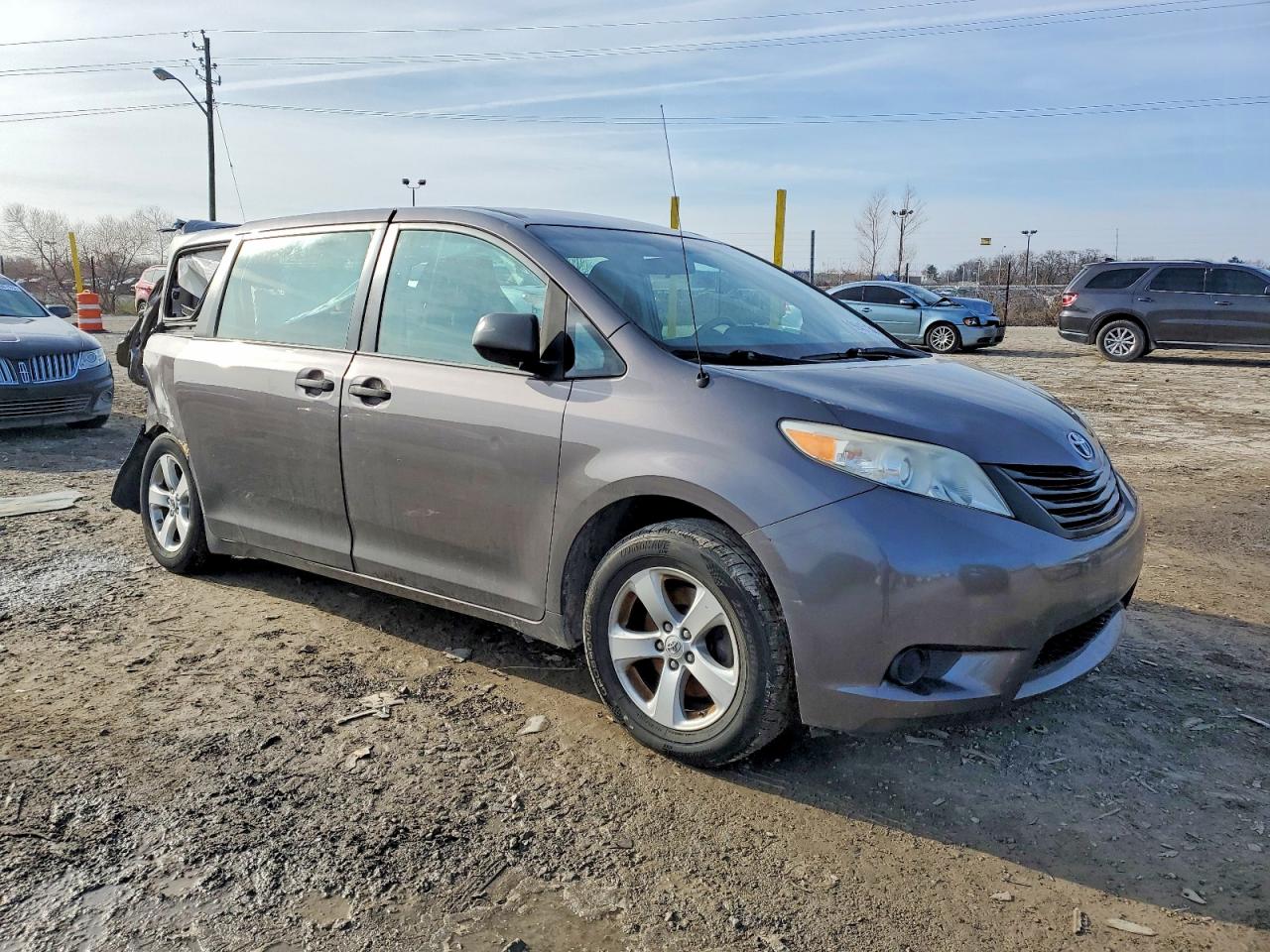 2013 TOYOTA SIENNA photo 4