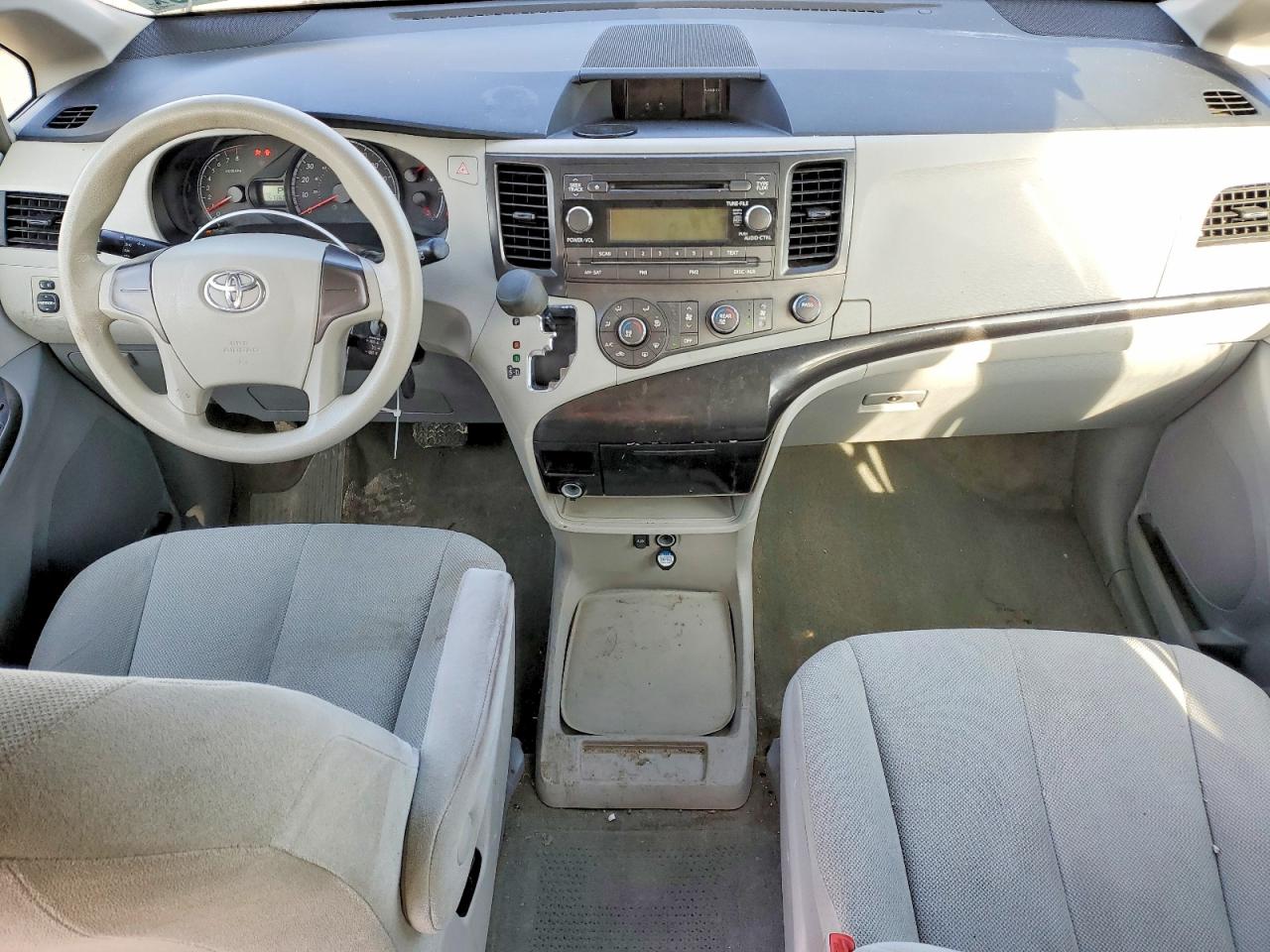2013 TOYOTA SIENNA photo 8