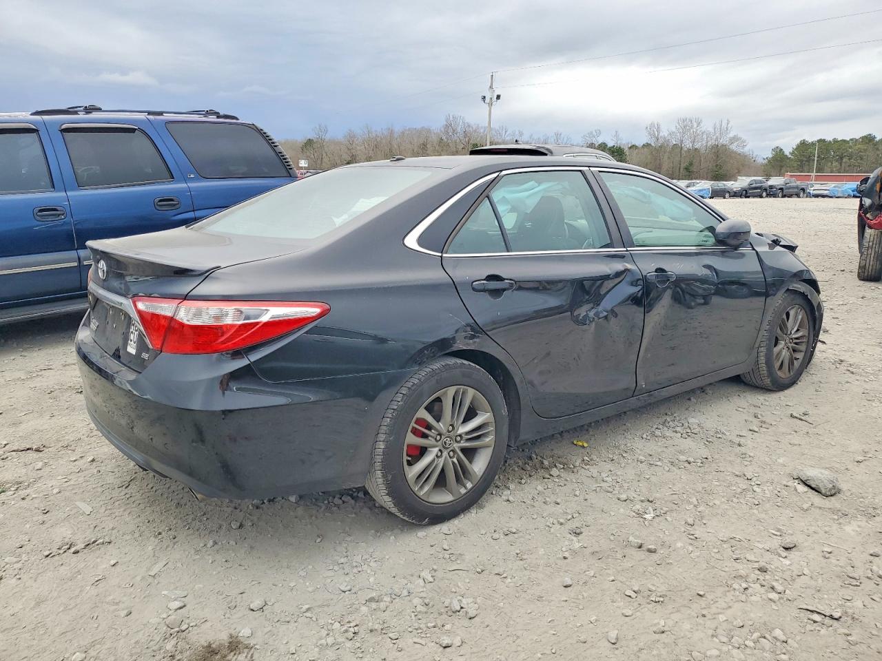 2017 TOYOTA CAMRY LE photo 3