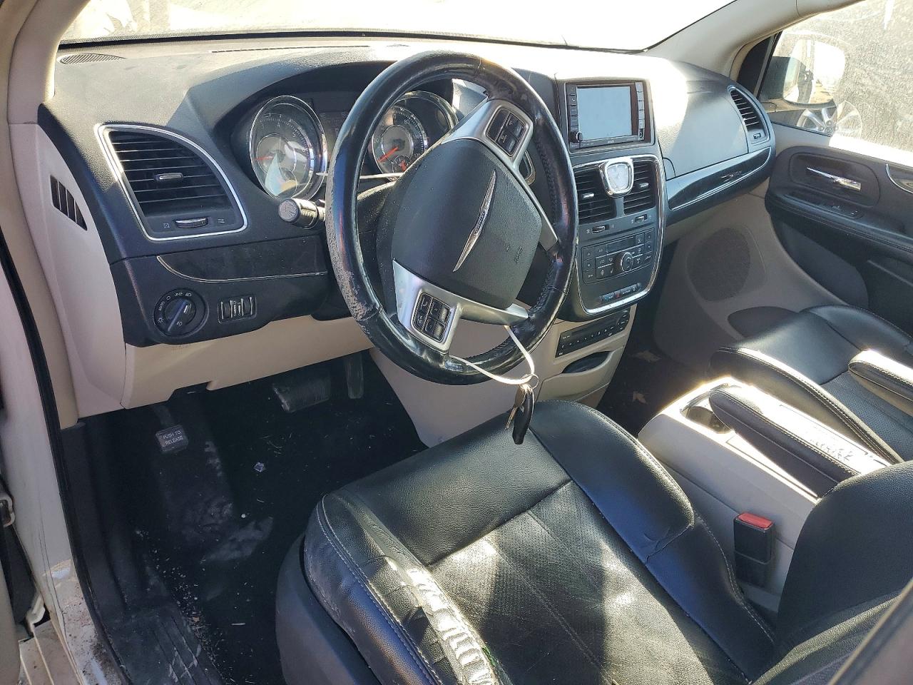 2011 CHRYSLER TOWN & COUNTRY TOURING L photo 8