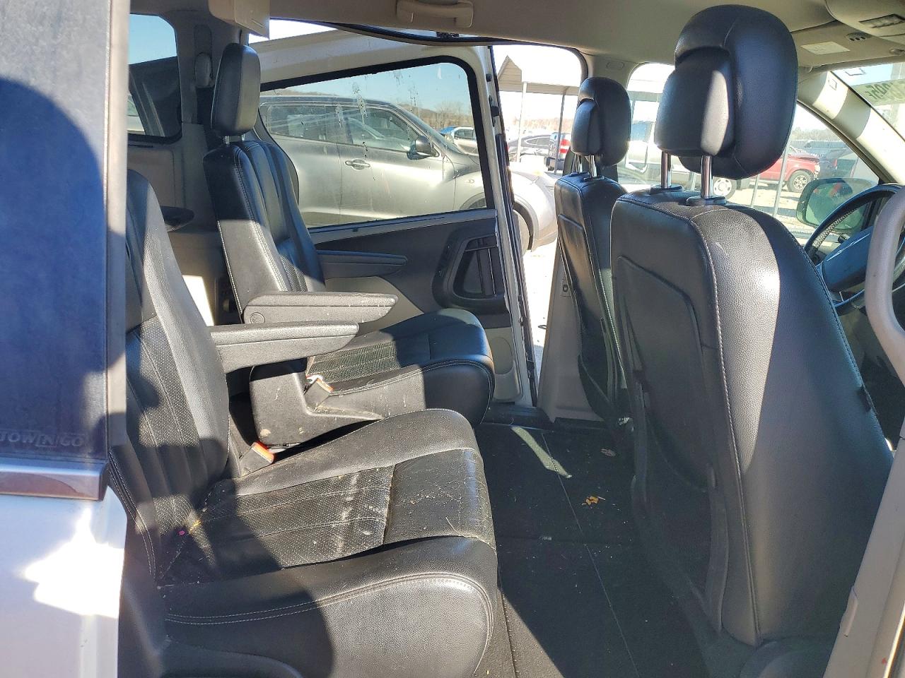 2011 CHRYSLER TOWN & COUNTRY TOURING L photo 11