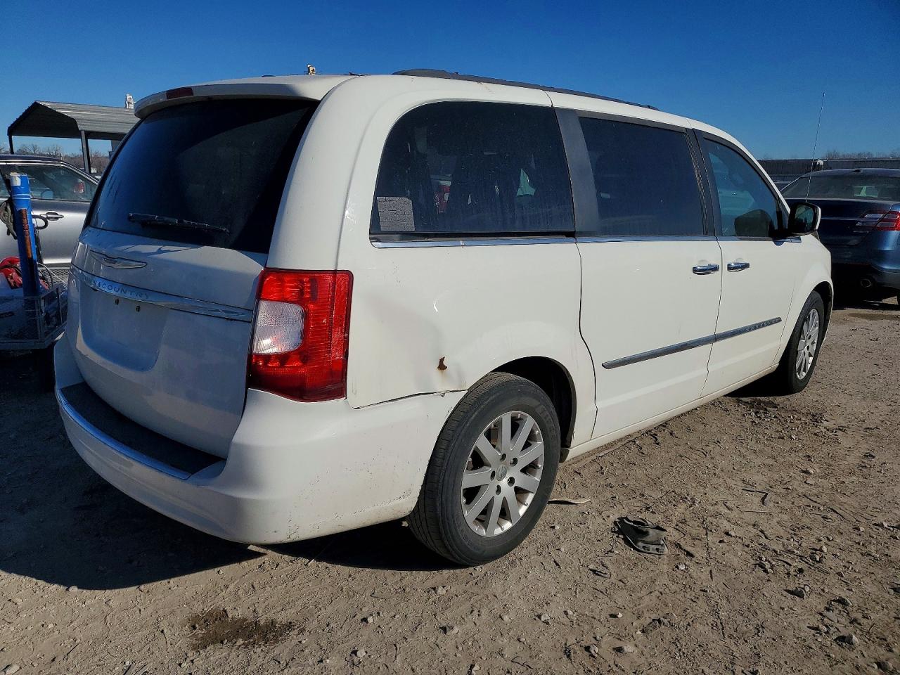 2011 CHRYSLER TOWN & COUNTRY TOURING L photo 3