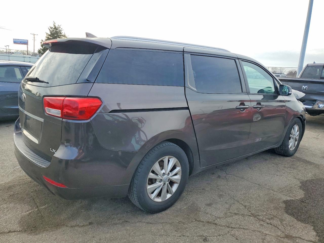 2017 KIA SEDONA LX photo 3