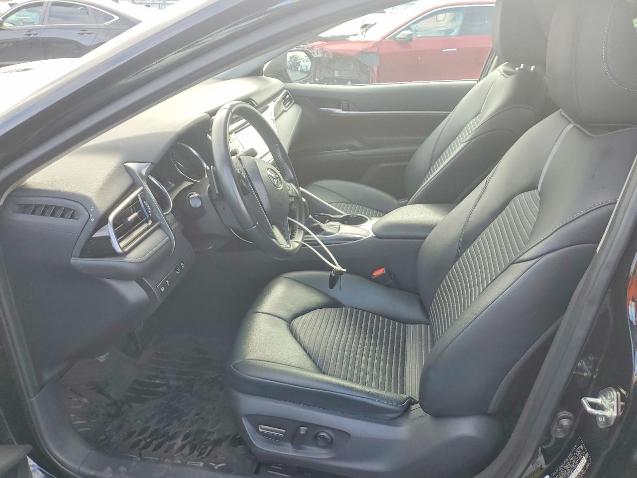 2020 TOYOTA CAMRY SE photo 13