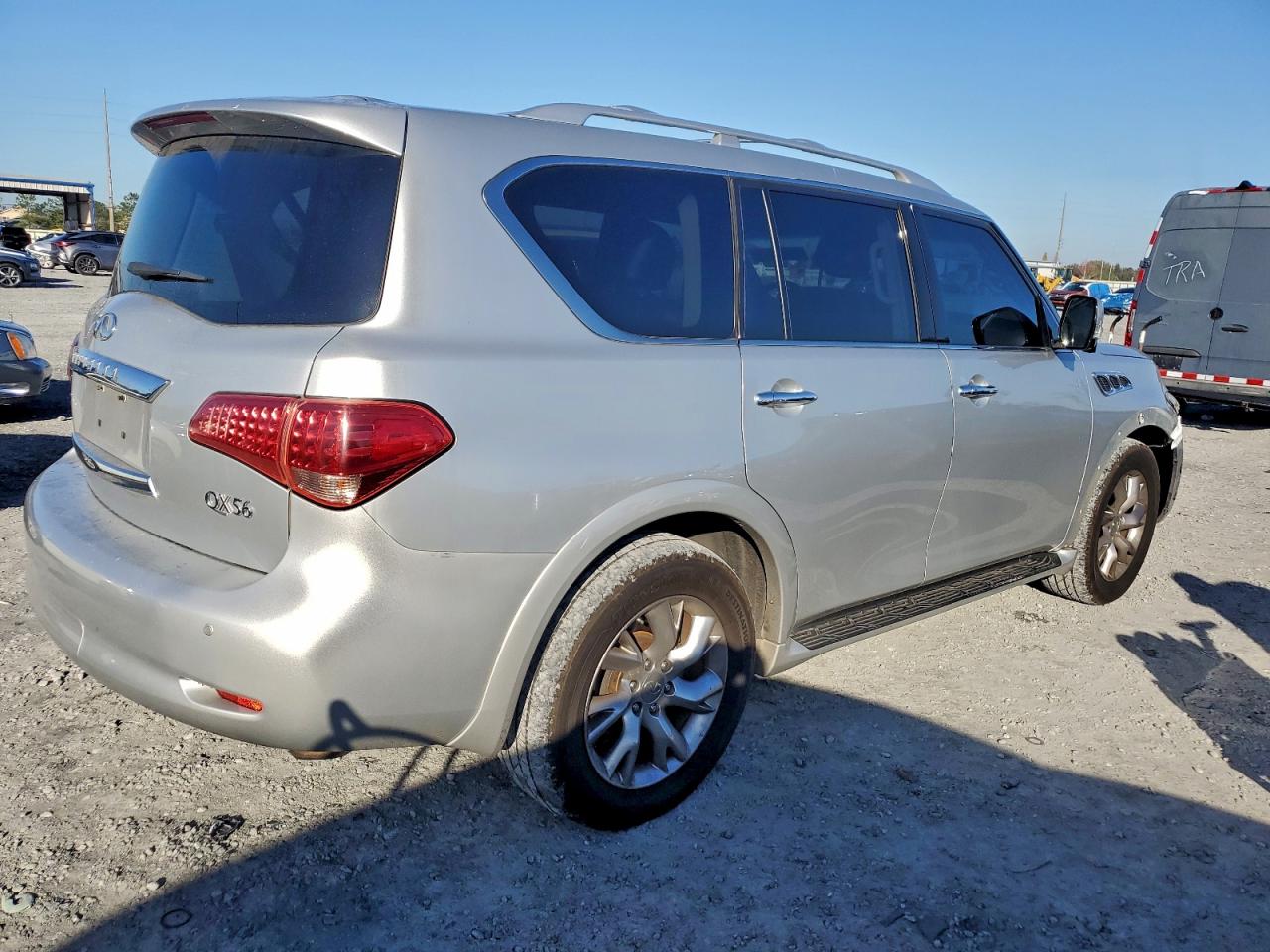 2013 INFINITI QX56 photo 3
