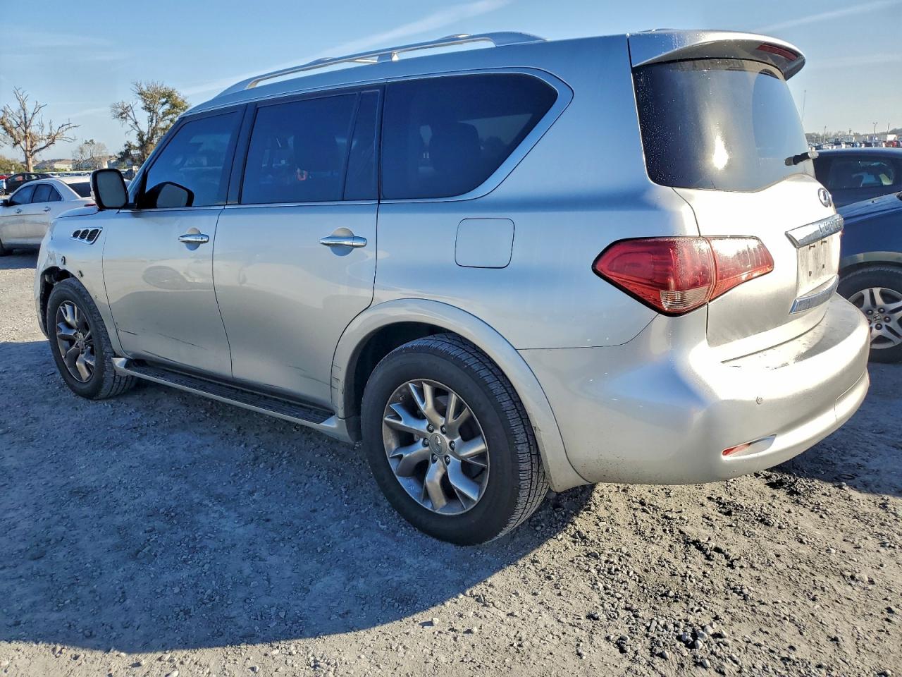 2013 INFINITI QX56 photo 2