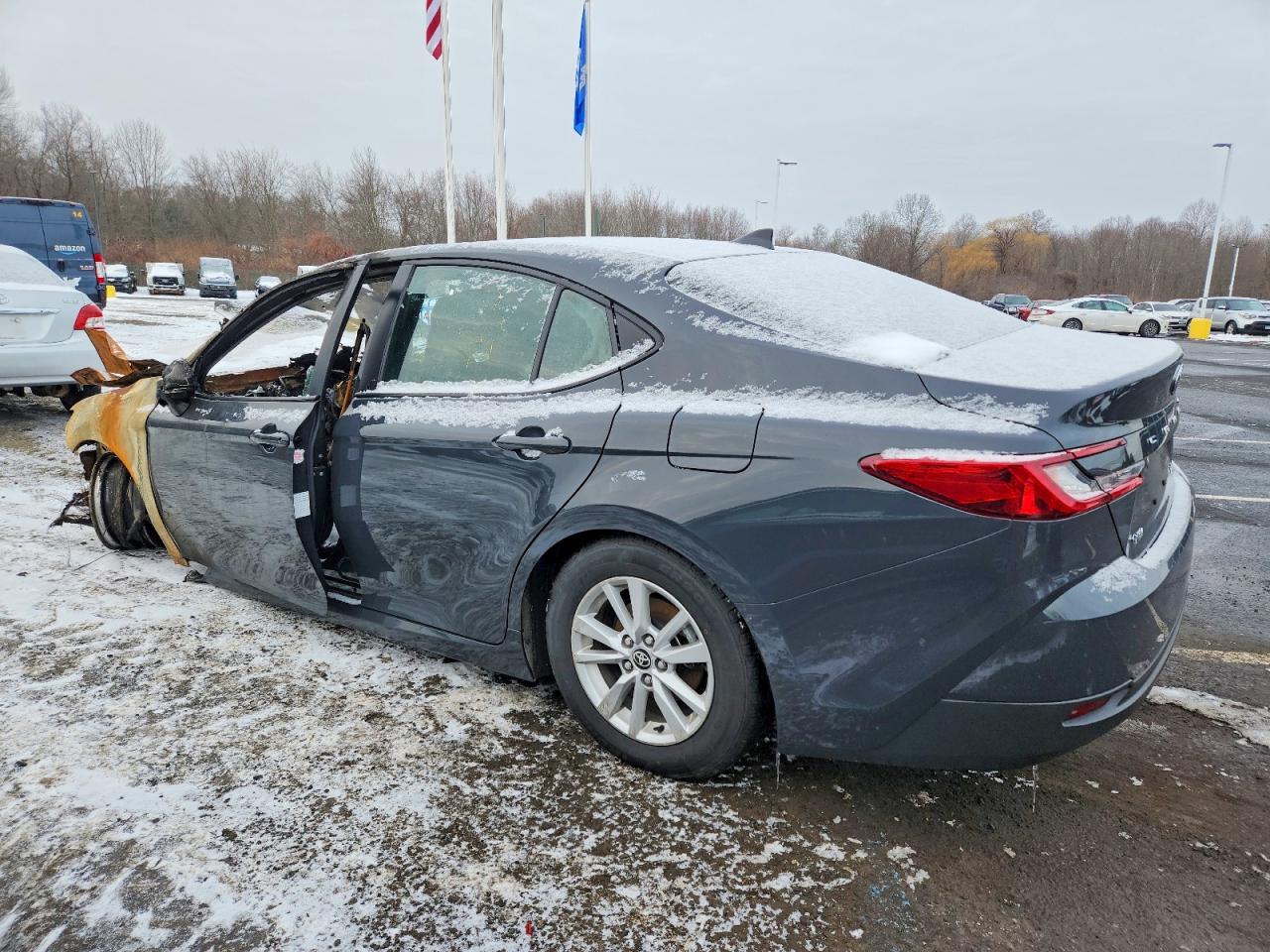 2025 TOYOTA CAMRY LE photo 4