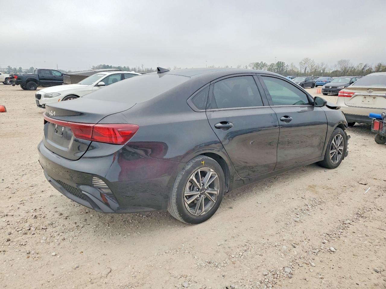 2024 KIA FORTE LX photo 3