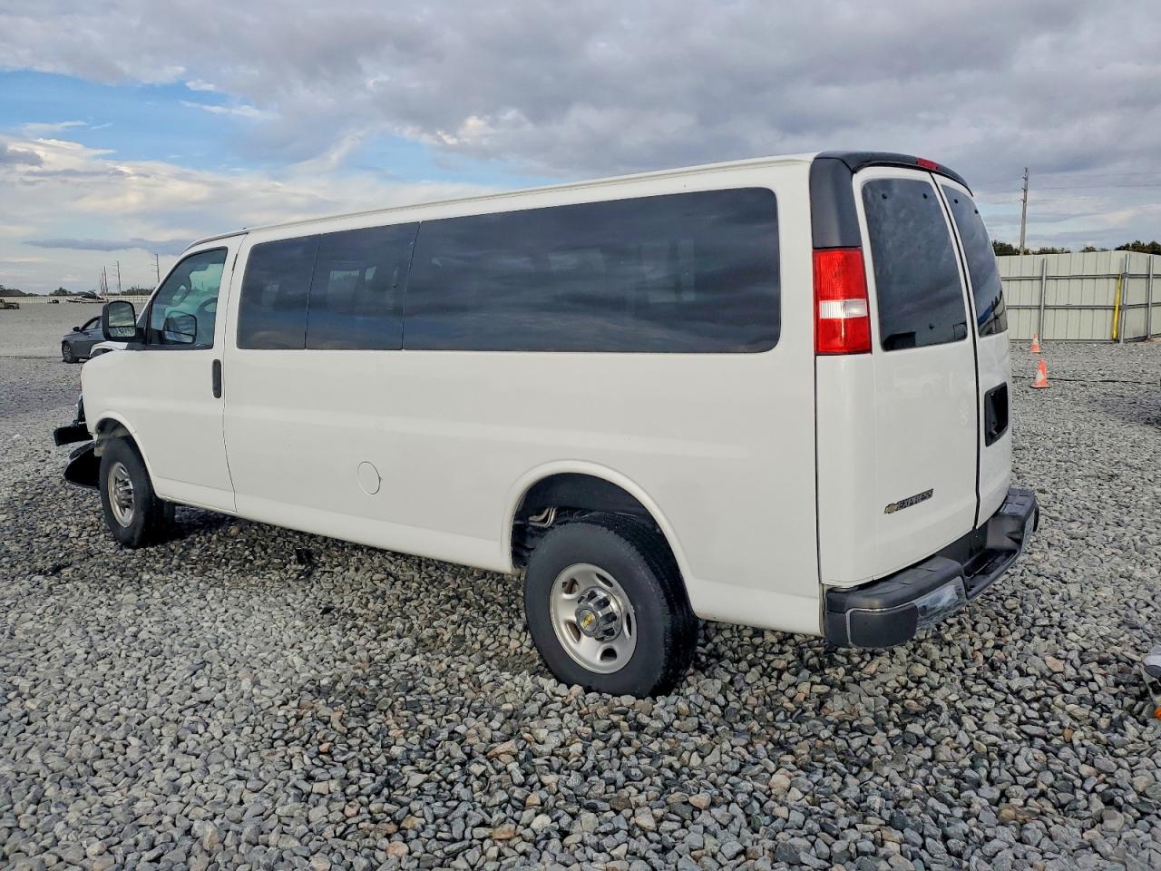 2024 CHEVROLET EXPRESS G3500 LT photo 3