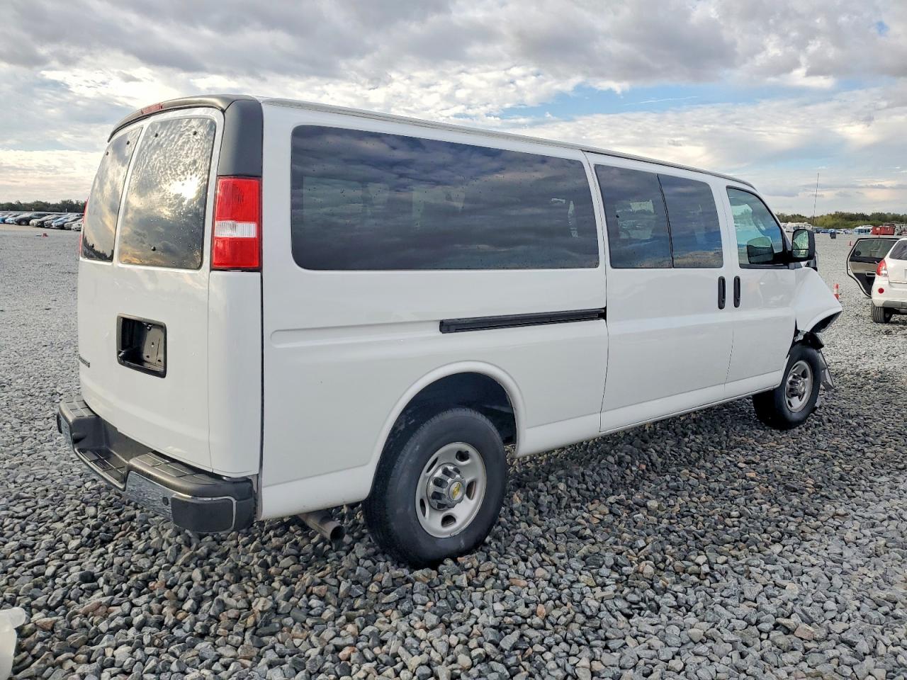 2024 CHEVROLET EXPRESS G3500 LT photo 5