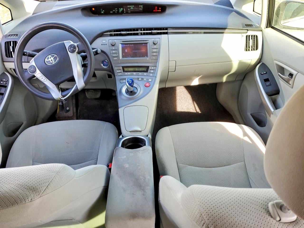 2015 TOYOTA PRIUS photo 8