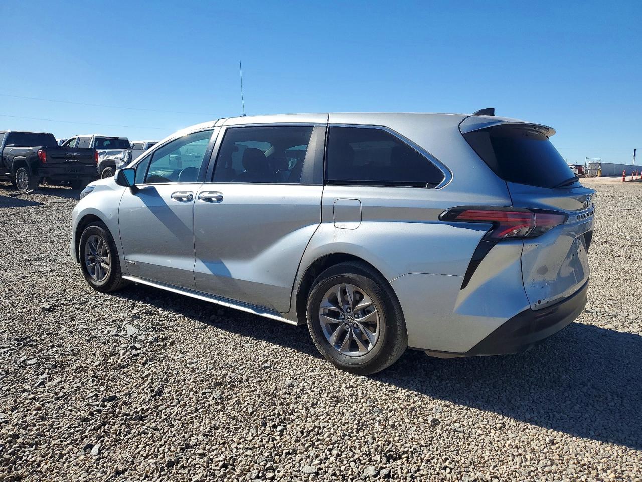 2021 TOYOTA SIENNA LE photo 2