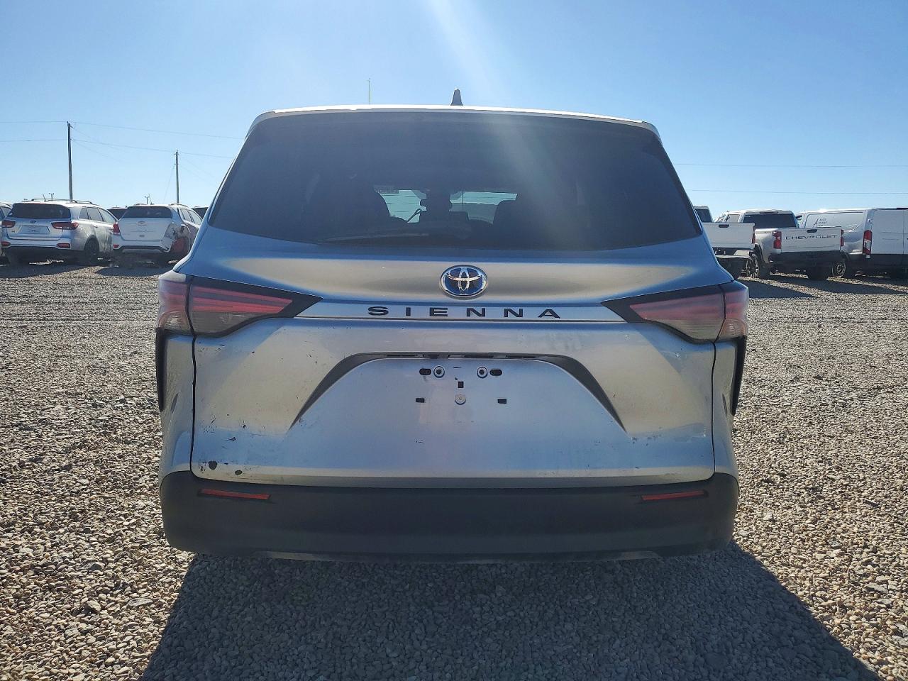 2021 TOYOTA SIENNA LE photo 6