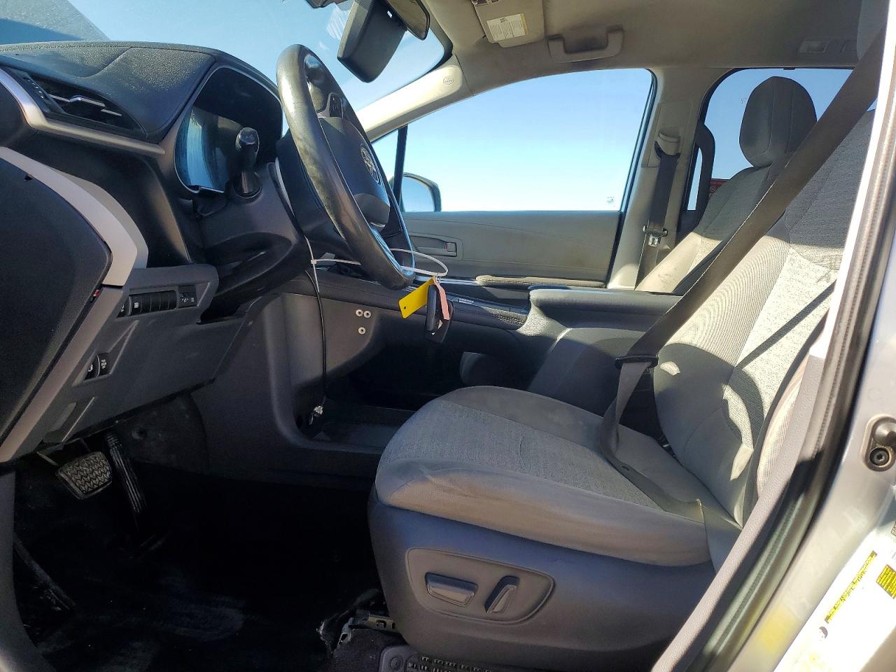 2021 TOYOTA SIENNA LE photo 7