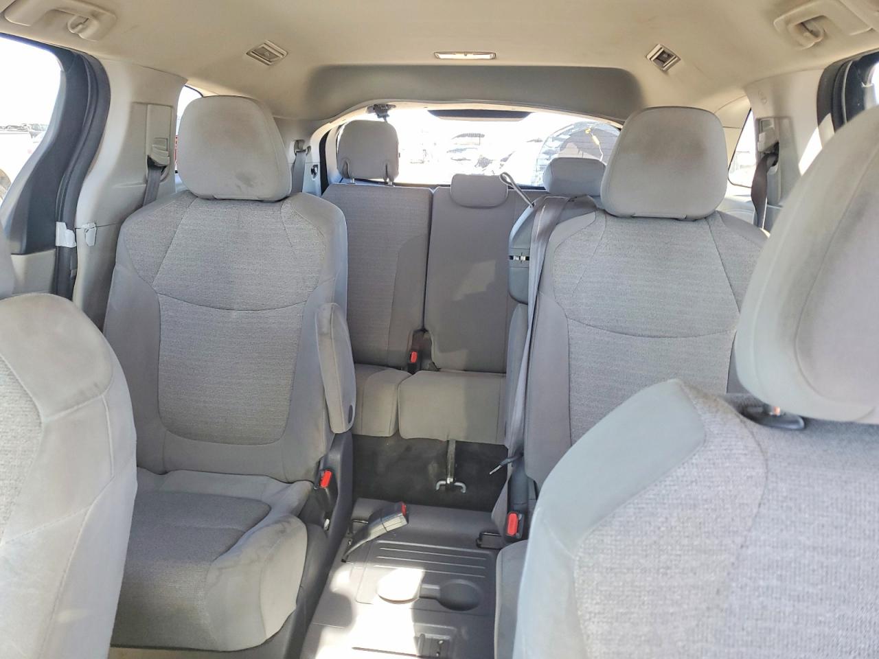 2021 TOYOTA SIENNA LE photo 10